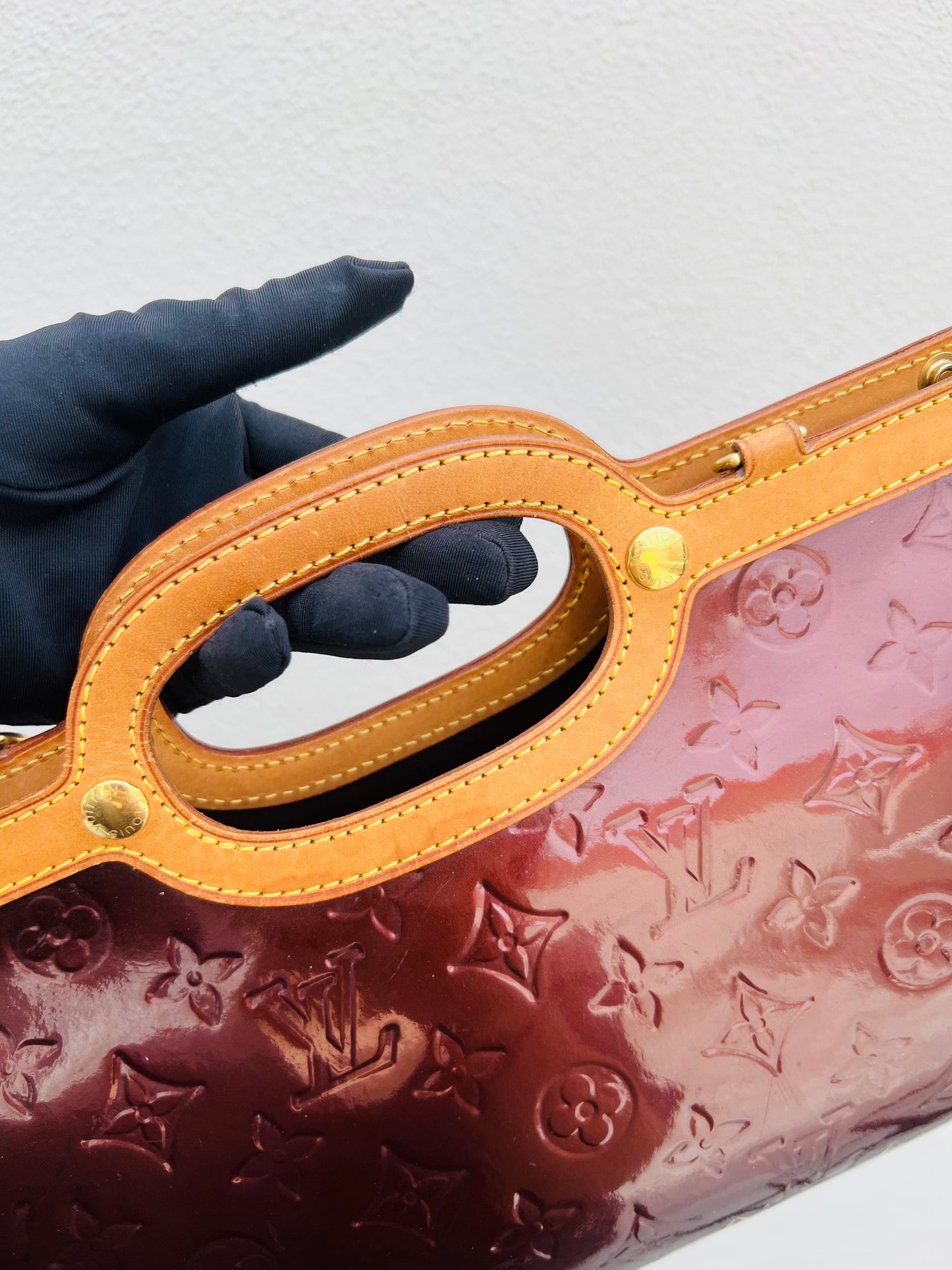 Pre-loved Louis Vuitton Amarante Monogram Vernis Roxbury Drive Bag 2010