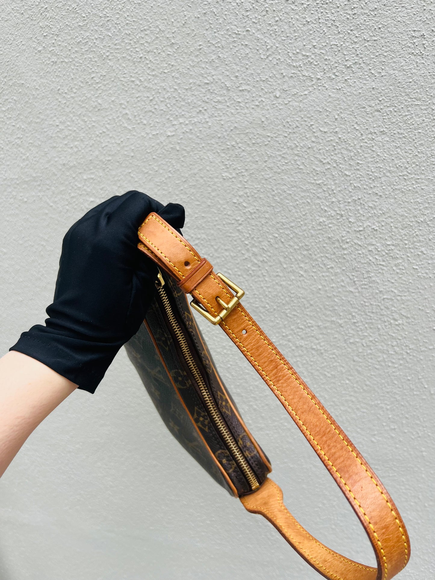 Pre-loved Louis Vuitton Pochette Croissant Shoulder Bag PM Monogram