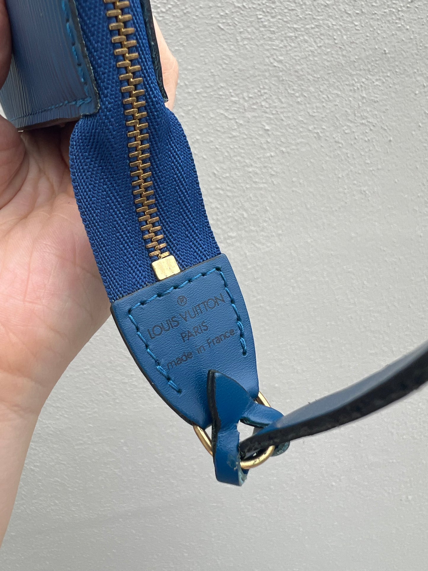 Pre-loved Louis Vuitton Pochette Accessoire EPI Leather Handbag Blue 1996