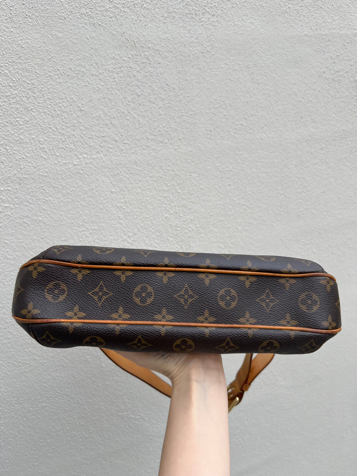 Pre-loved Louis Vuitton Thames PM Monogram 2009