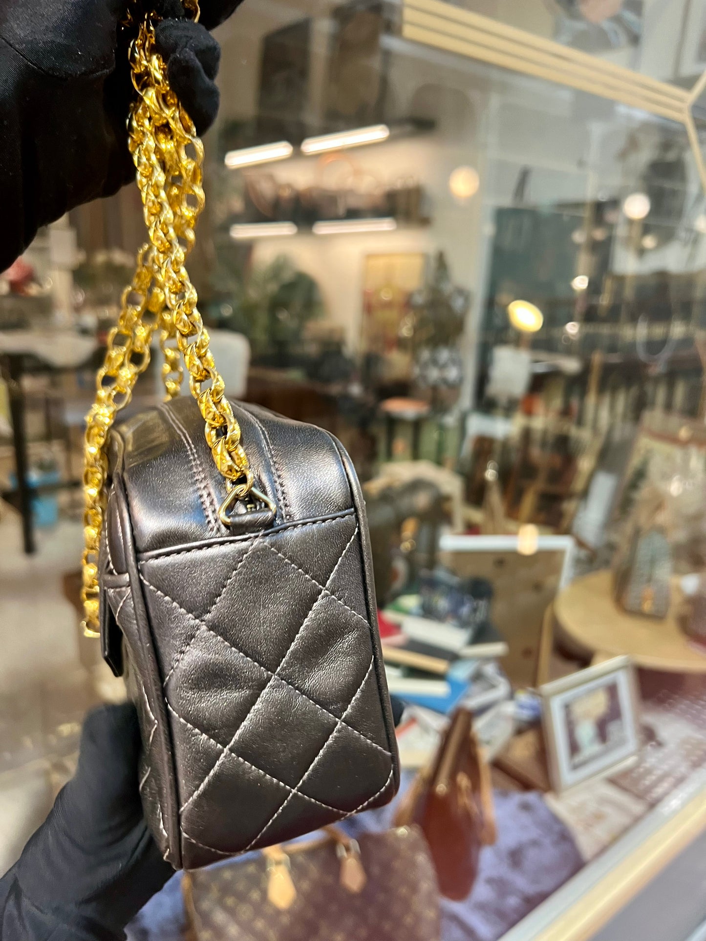 Pre-loved CHANEL Vintage Lambskin Gold-plated Chain Tassel Camera Bag