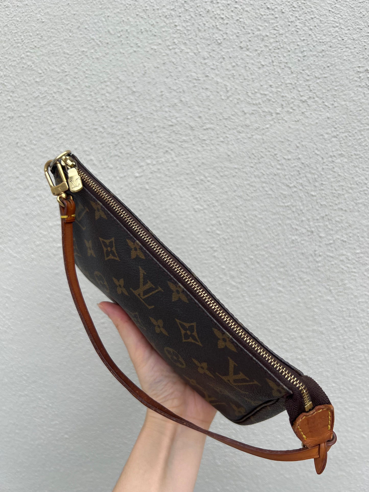 Pre-loved Authentic Louis Vuitton Pochette Accessoire Handbag