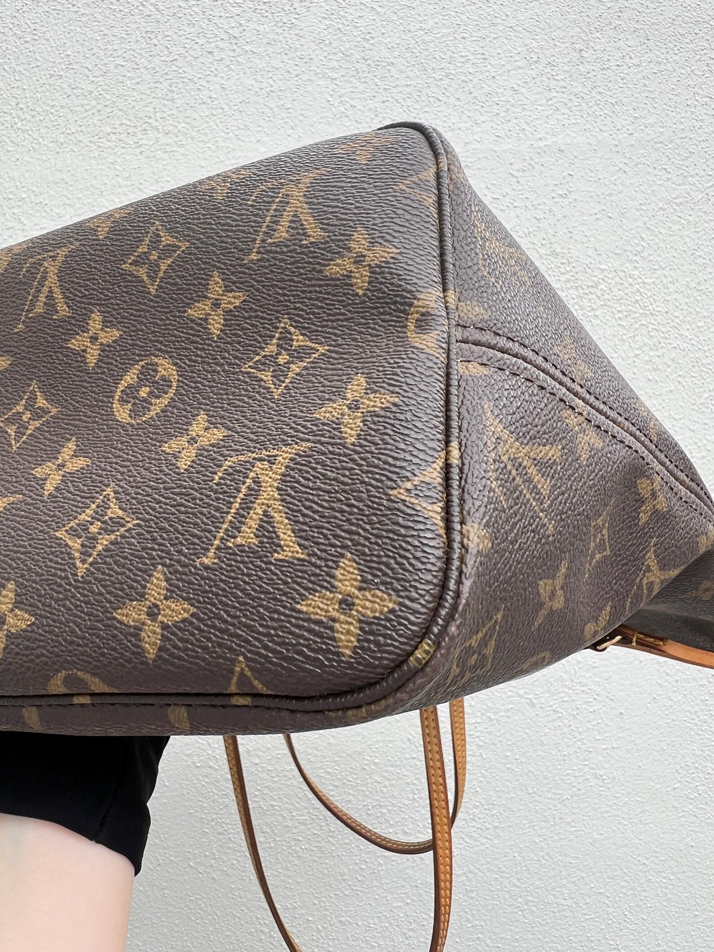 Pre-loved Louis Vuitton Neverfull Leather Tote MM Monogram 2009