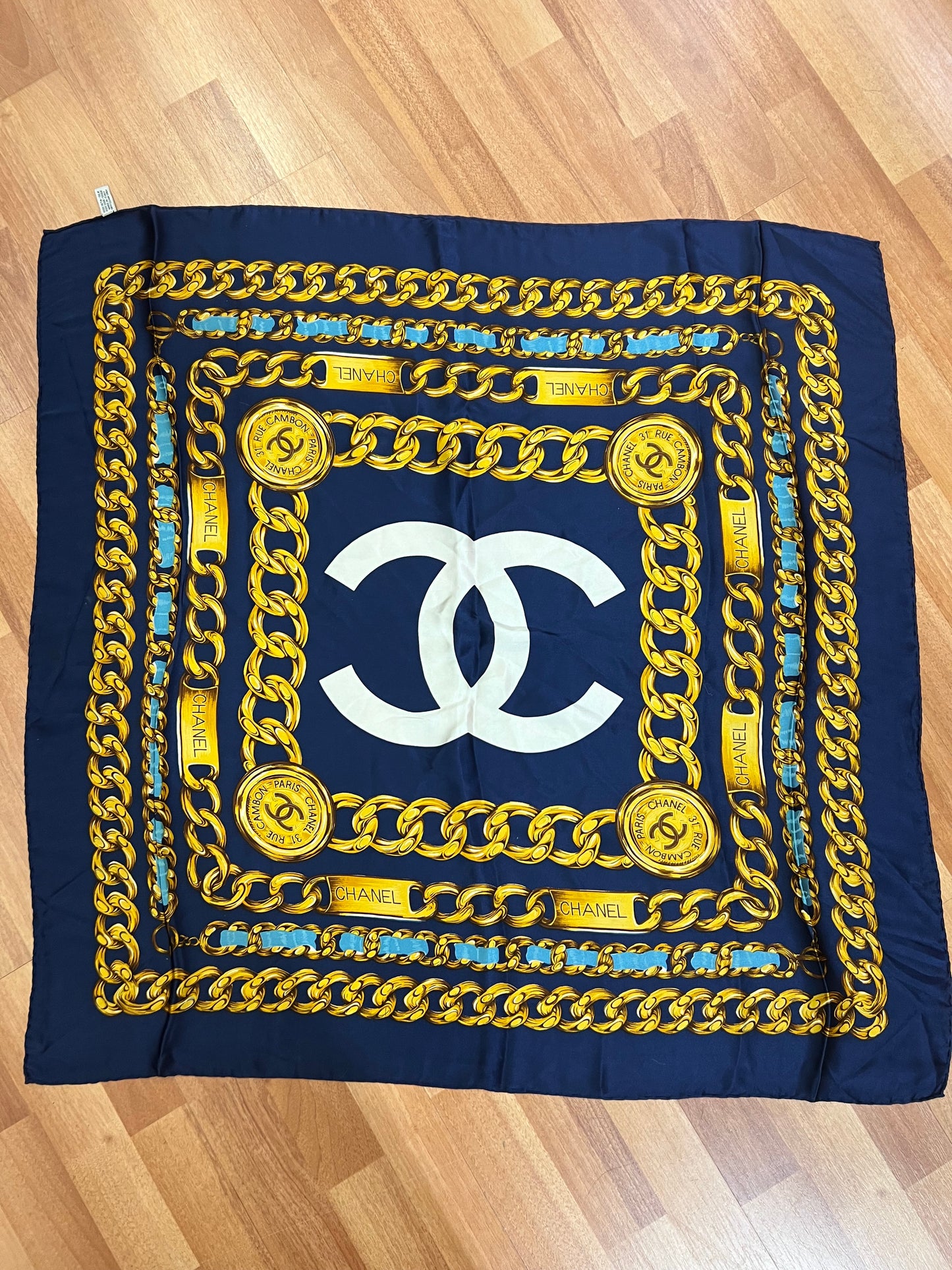 Pre-owen Vintage Chanel CC Logo Scraf Gold Chain Links Silk 1990s