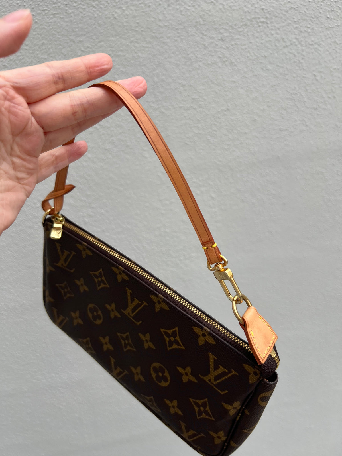 Pre-loved Authentic Louis Vuitton Pochette Accessoire Handbag 2000