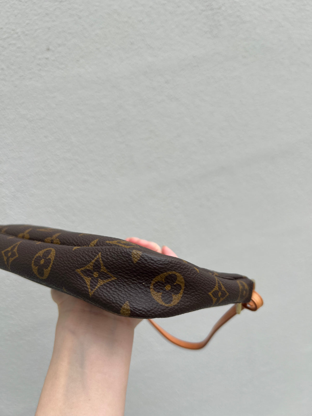 Pre-loved Authentic Louis Vuitton Pochette Accessoire Handbag 2000