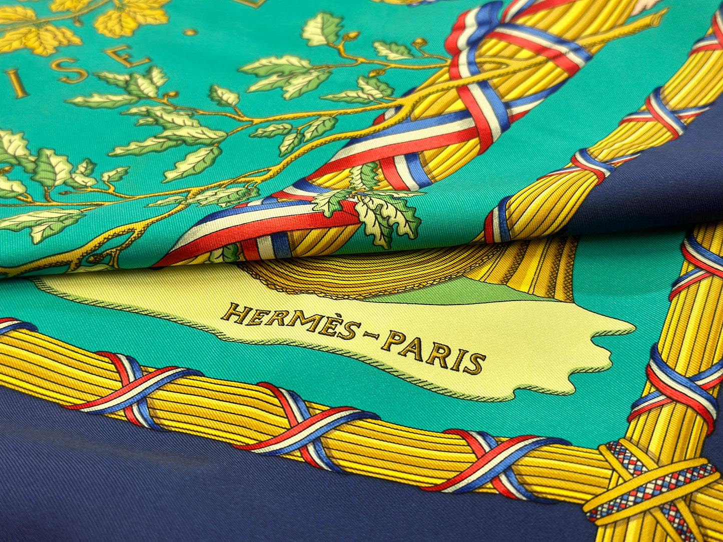 Pre-loved Hermès  Carré 90 LIBERTE EGALITE FRATERNITE French Revolution Memorial SCalf Navy Green Multicolor Silk Hermes