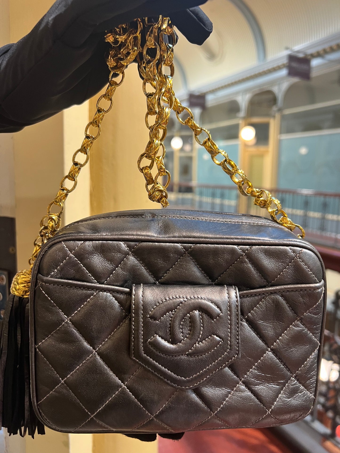 Pre-loved CHANEL Vintage Lambskin Gold-plated Chain Tassel Camera Bag