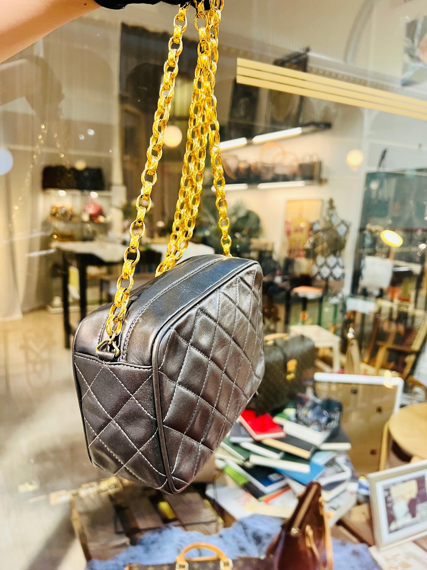 Pre-loved CHANEL Vintage Lambskin Gold-plated Chain Tassel Camera Bag