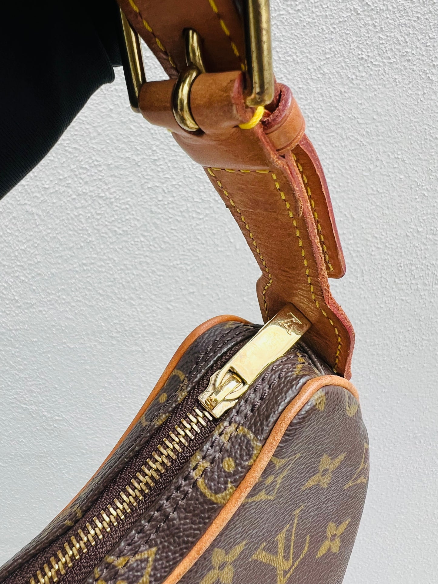 Pre-loved Louis Vuitton Pochette Croissant Shoulder Bag PM Monogram