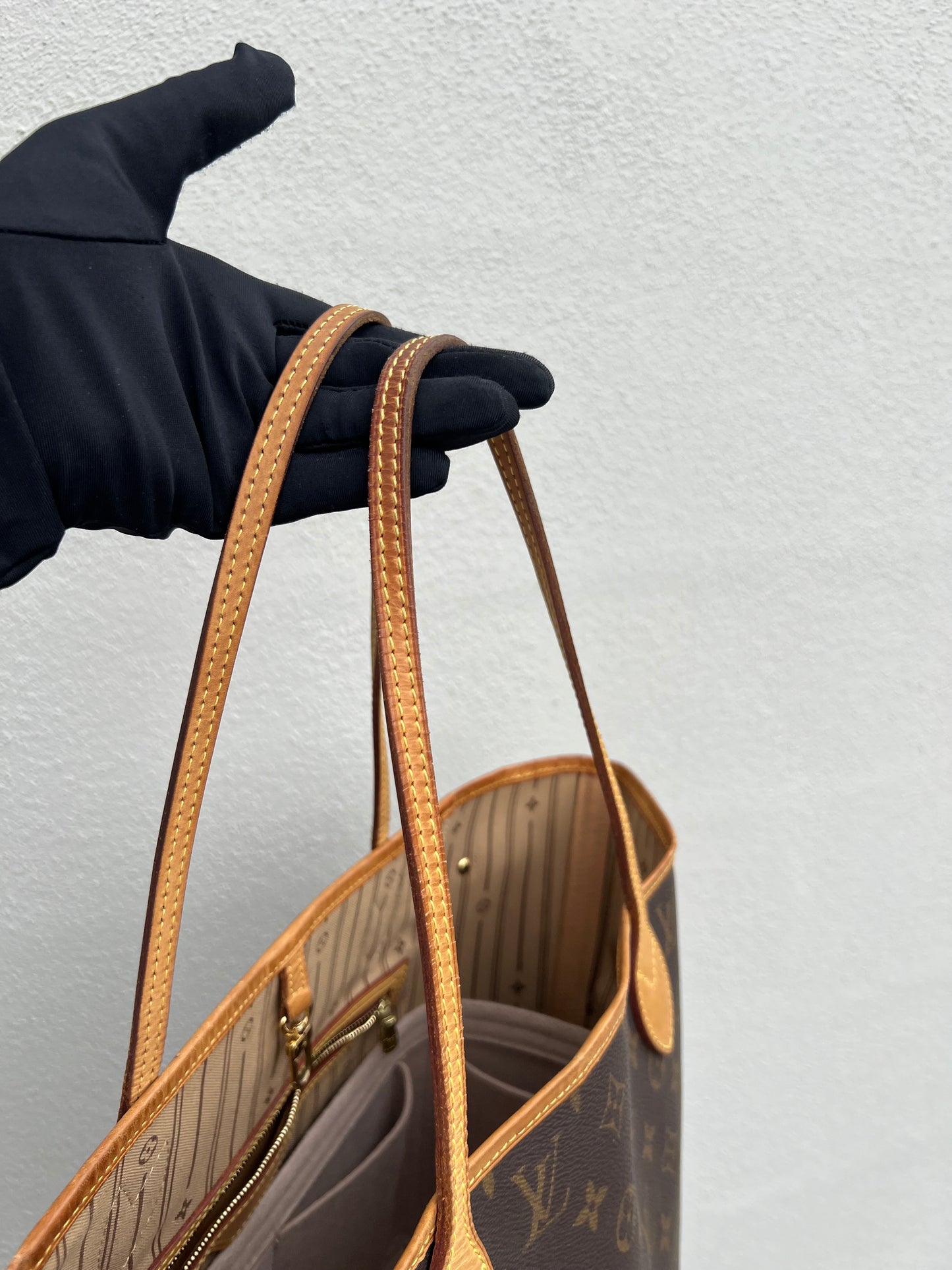 Pre-loved Louis Vuitton Neverfull Leather Tote MM Monogram 2009