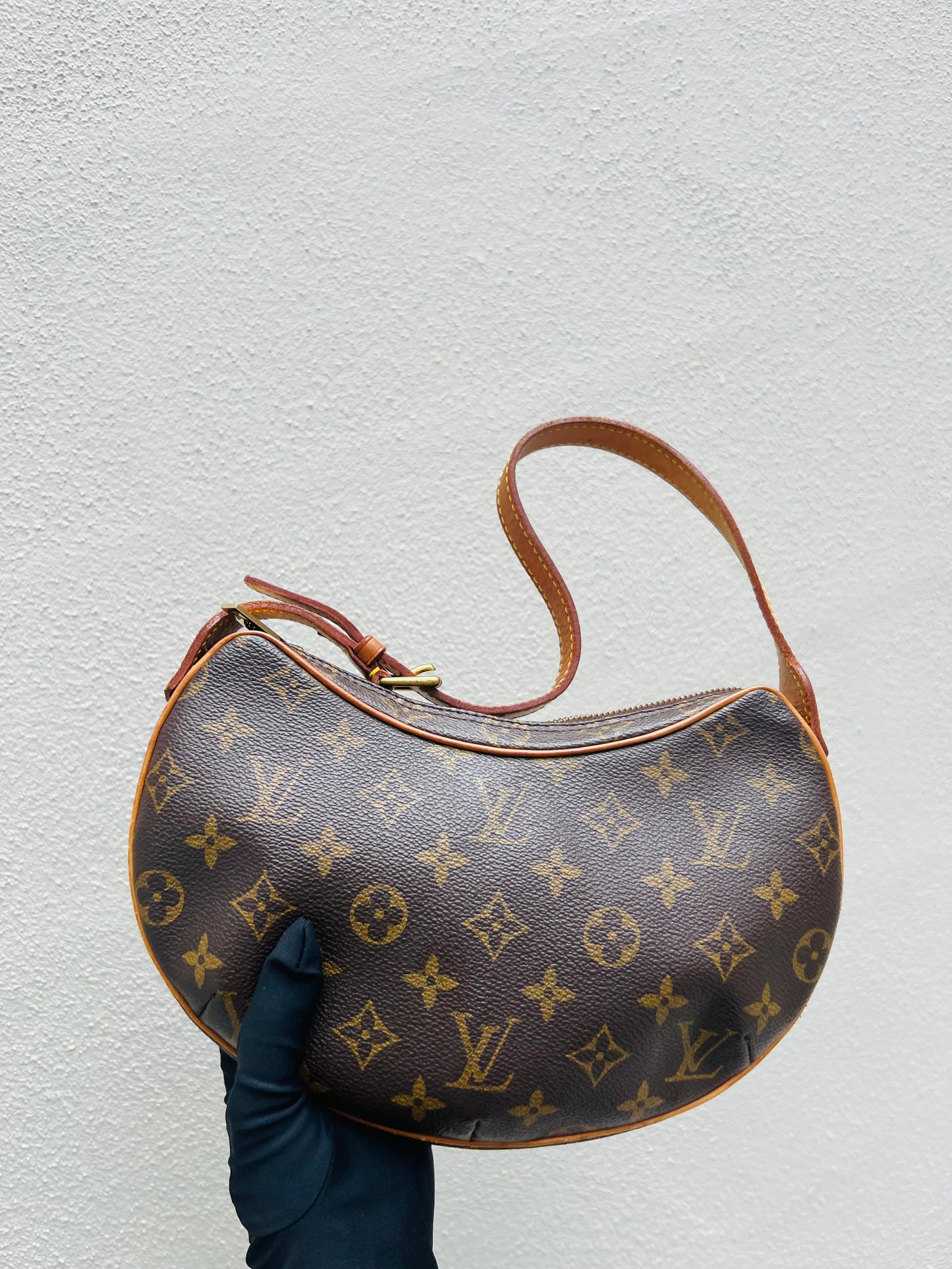 Pre-loved Louis Vuitton Pochette Croissant Shoulder Bag PM Monogram