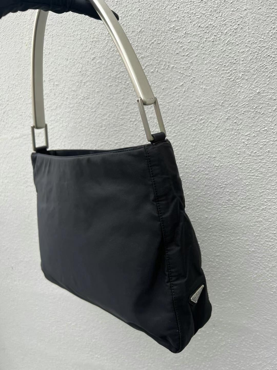 Pre-loved Prada Nylon Shoulder bag Black