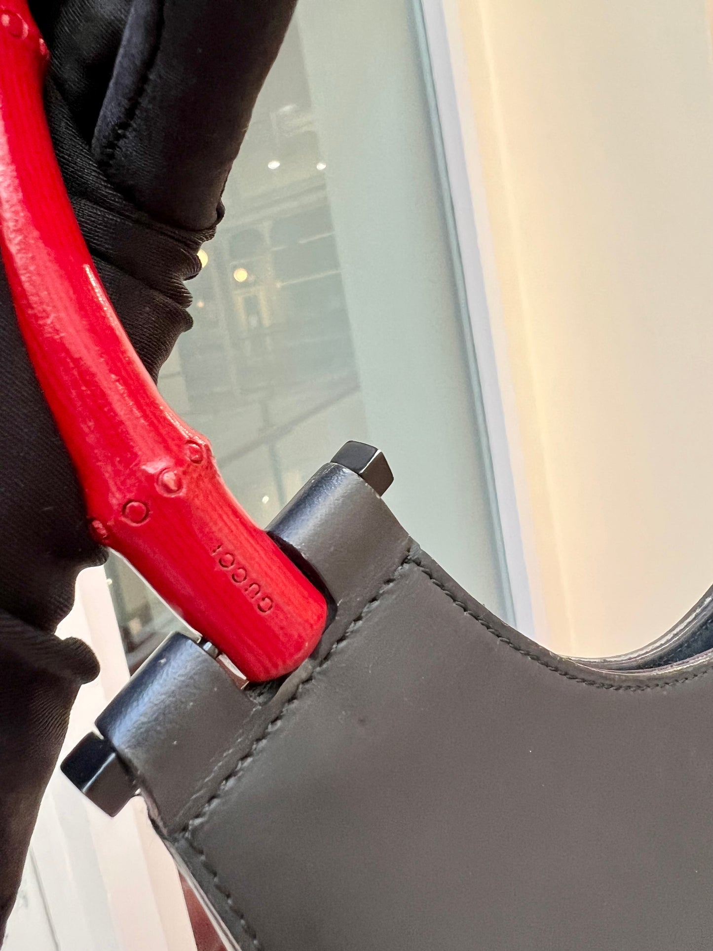 Pre-loved Gucci Black Bamboo Leather Shoulder Bag Red