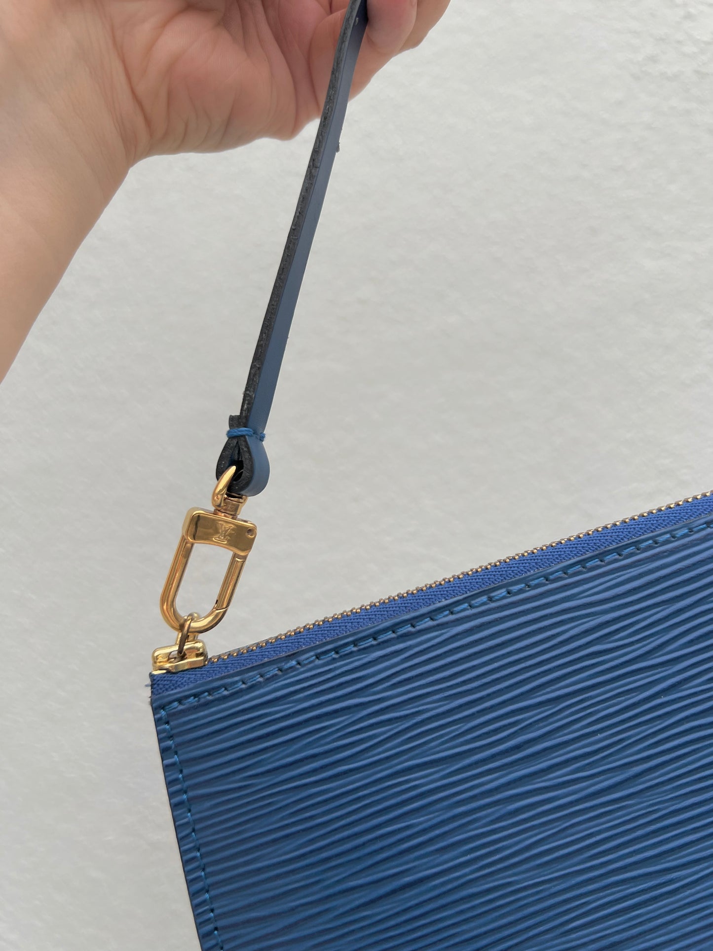 Pre-loved Louis Vuitton Pochette Accessoire EPI Leather Handbag Blue 1996