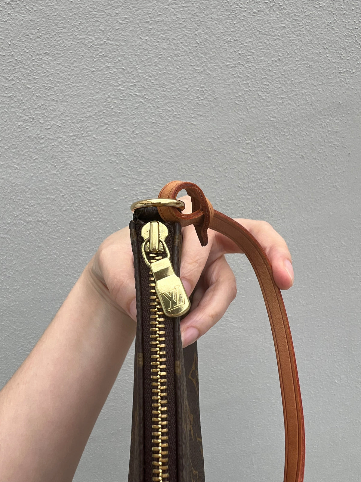 Pre-loved Authentic Louis Vuitton Pochette Accessoire Handbag 2000