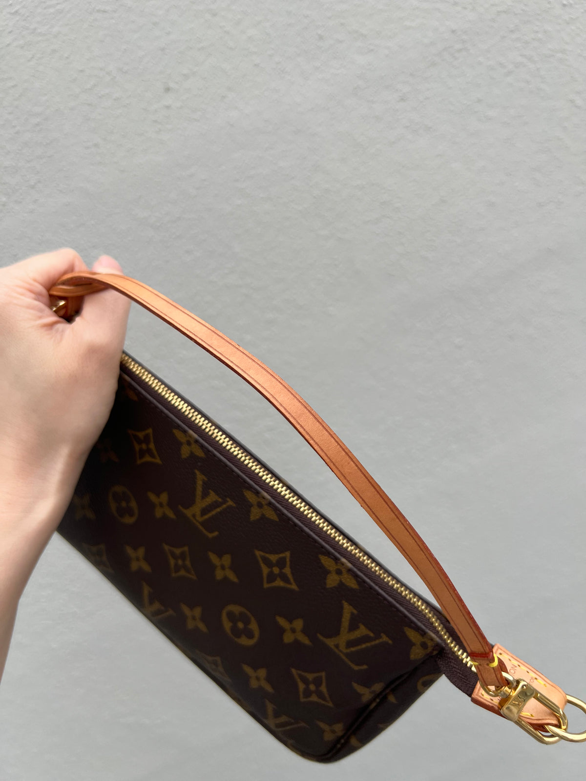 Pre-loved Authentic Louis Vuitton Pochette Accessoire Handbag 2000