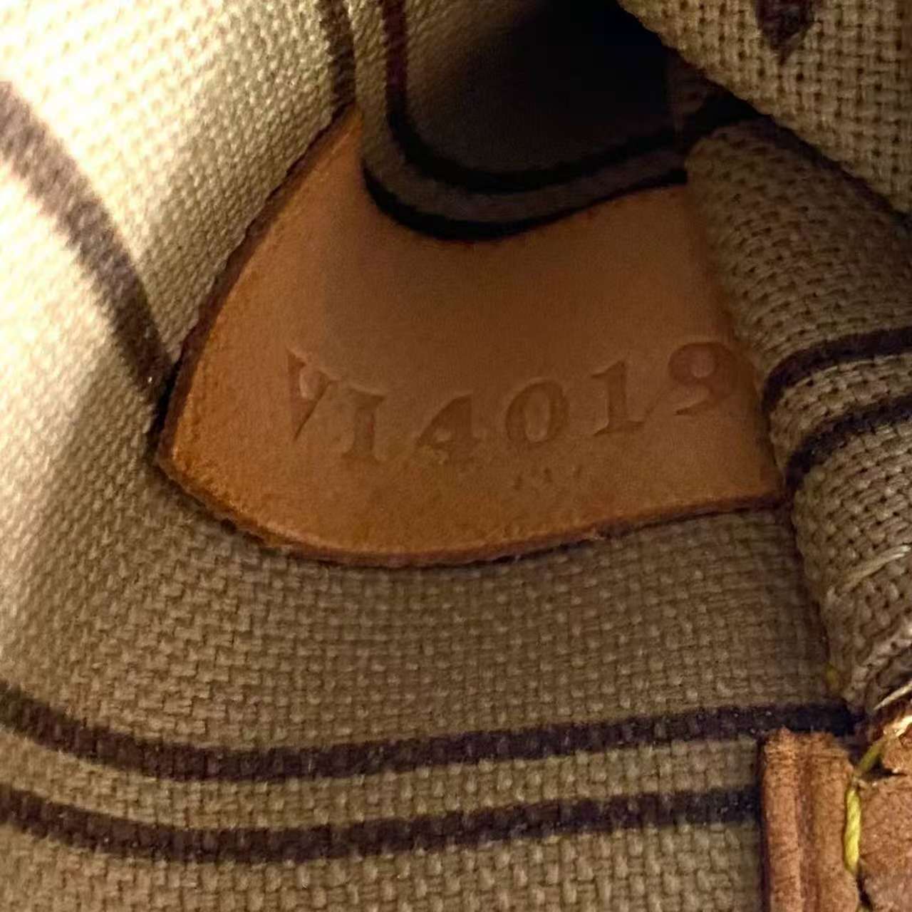 Pre-loved Louis Vuitton Neverfull Leather Tote MM Monogram 2009