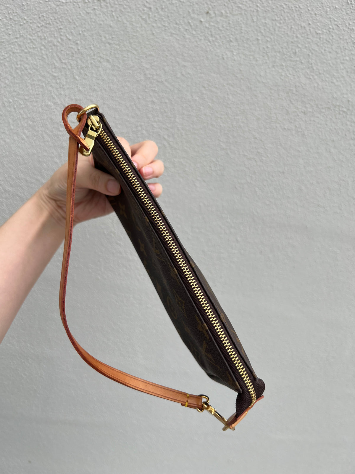 Pre-loved Authentic Louis Vuitton Pochette Accessoire Handbag 2000