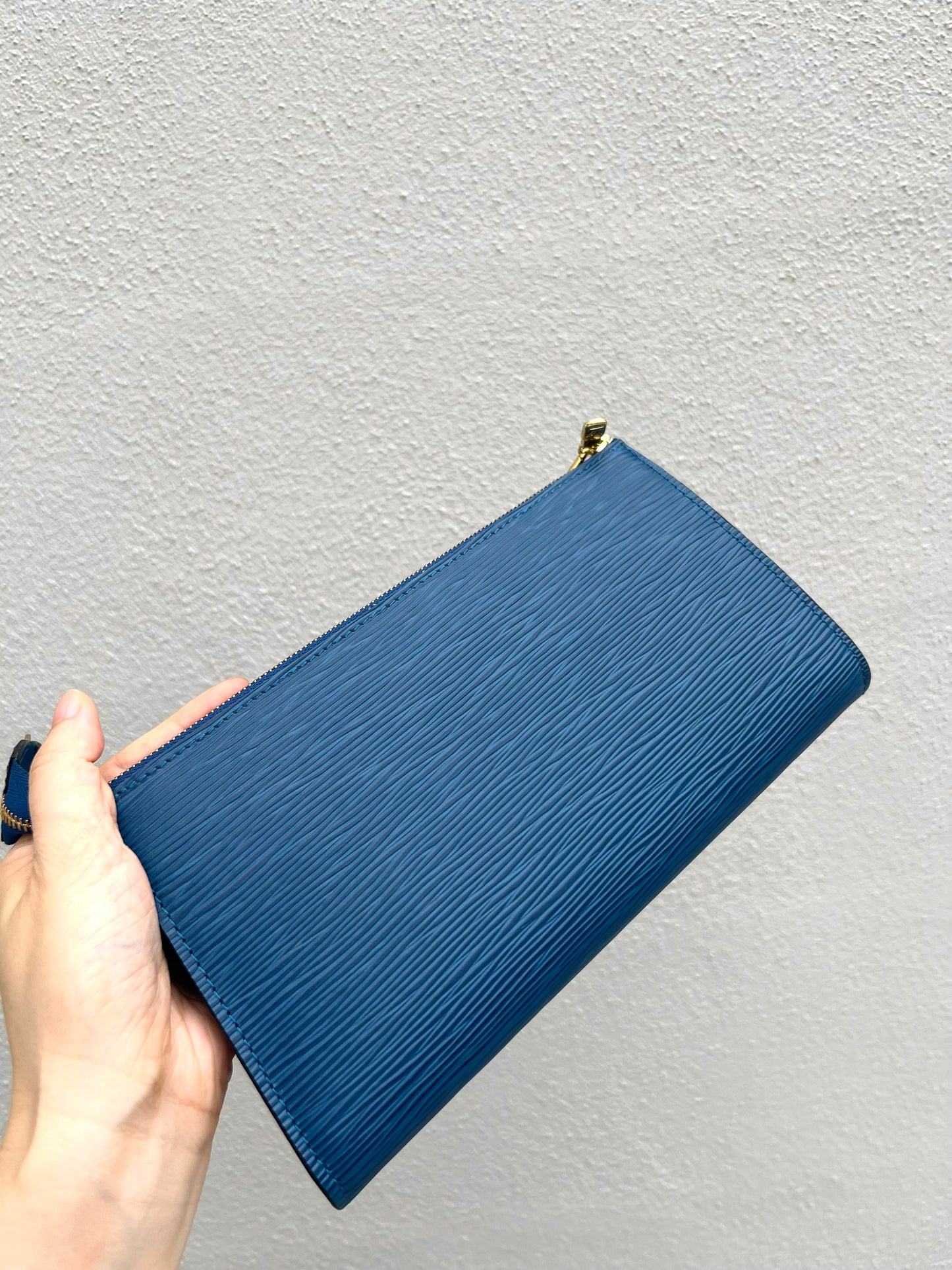 Pre-loved Louis Vuitton Pochette Accessoire EPI Leather Handbag Blue 1996