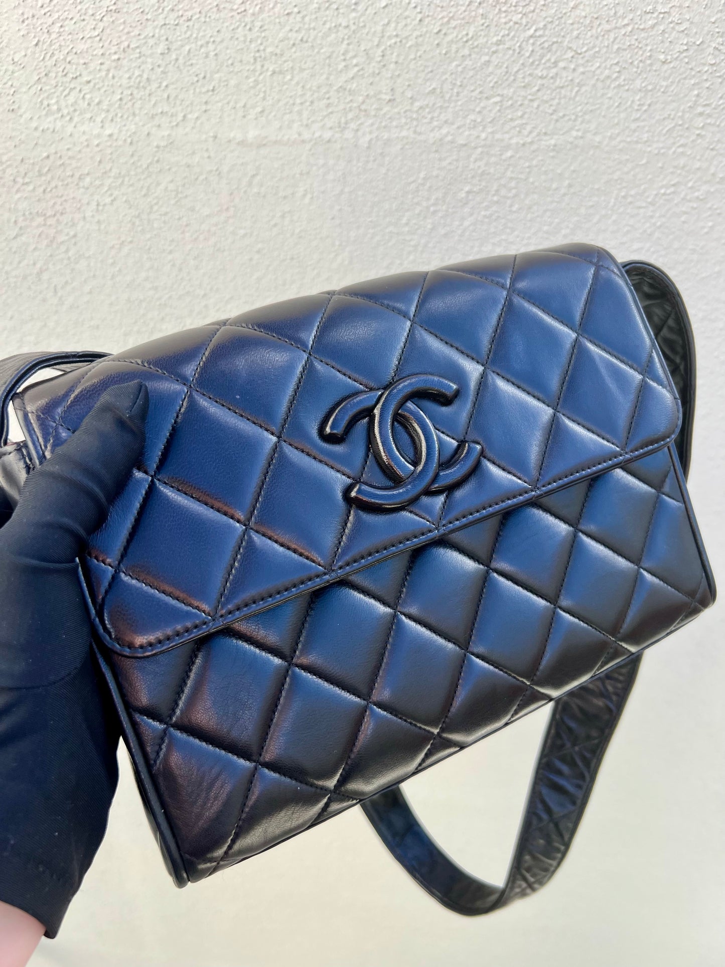 Pre- loved Chanel Black Quilted Lambskin Vintage Medium Leather Logo Flap Bag