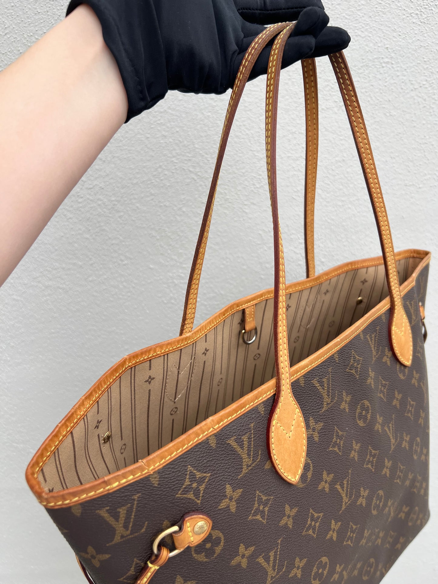 Pre-loved Louis Vuitton Neverfull Leather Tote MM Monogram 2009