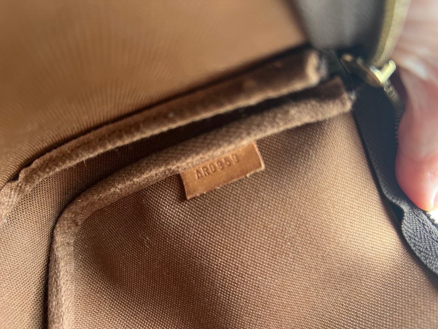 Pre-loved Authentic Louis Vuitton Pochette Accessoire Handbag