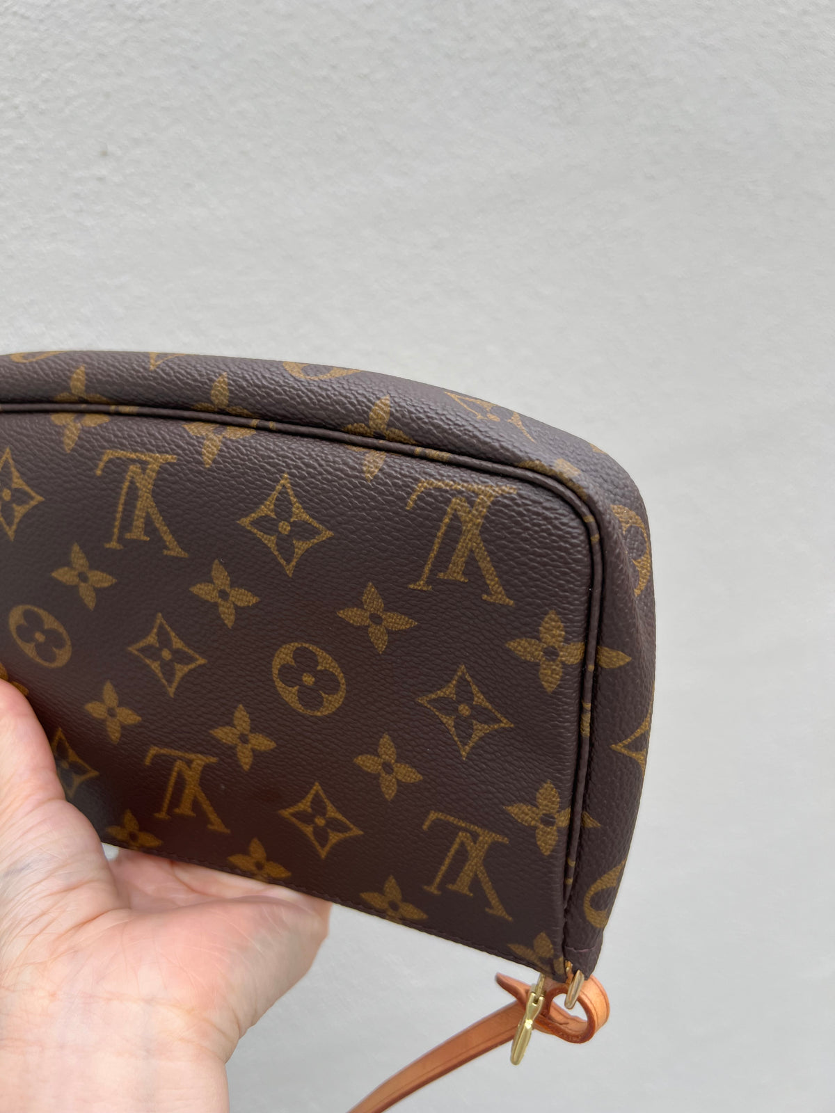 Pre-loved Authentic Louis Vuitton Pochette Accessoire Handbag 2000