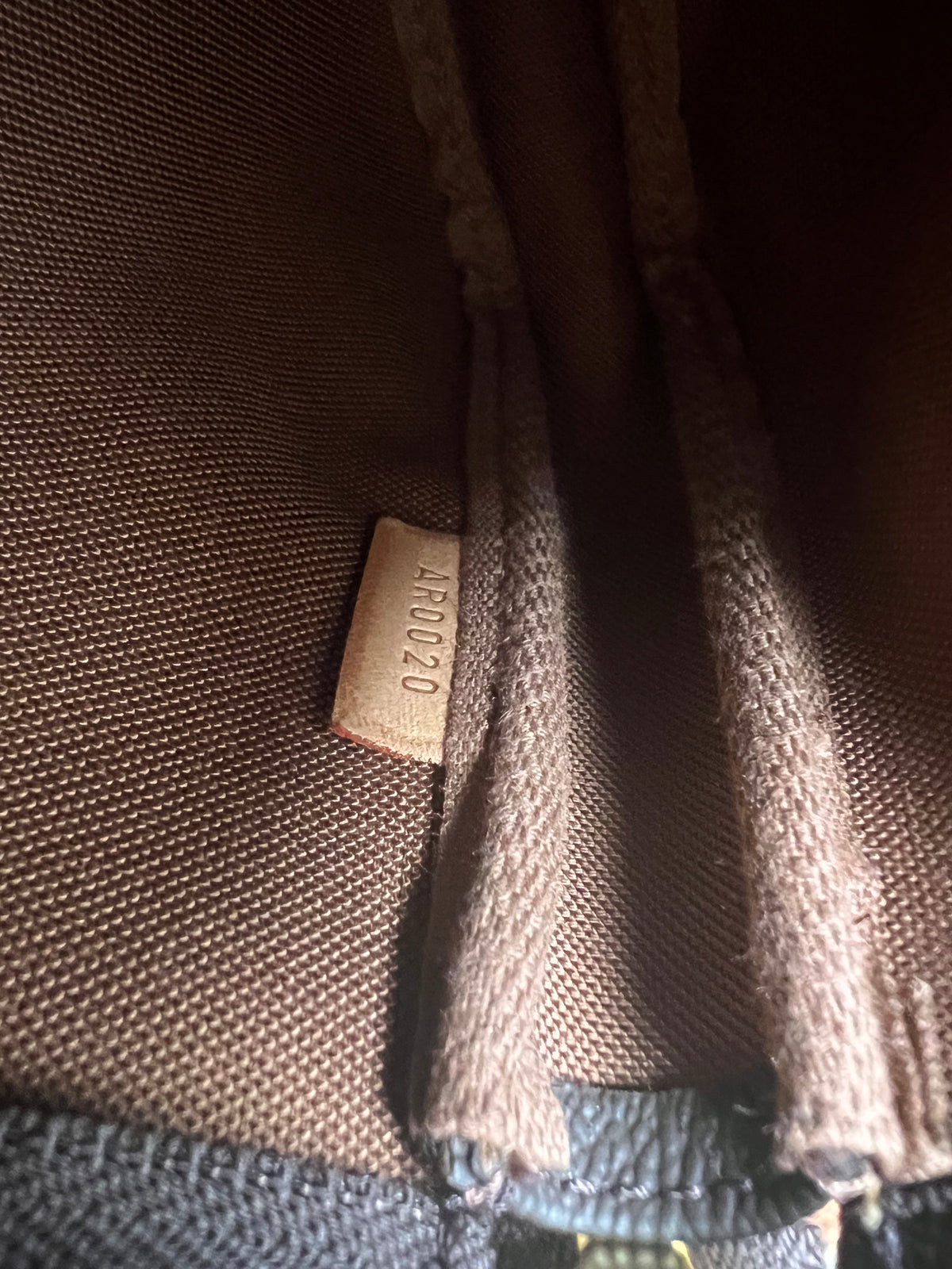 Pre-loved Authentic Louis Vuitton Pochette Accessoire Handbag 2000