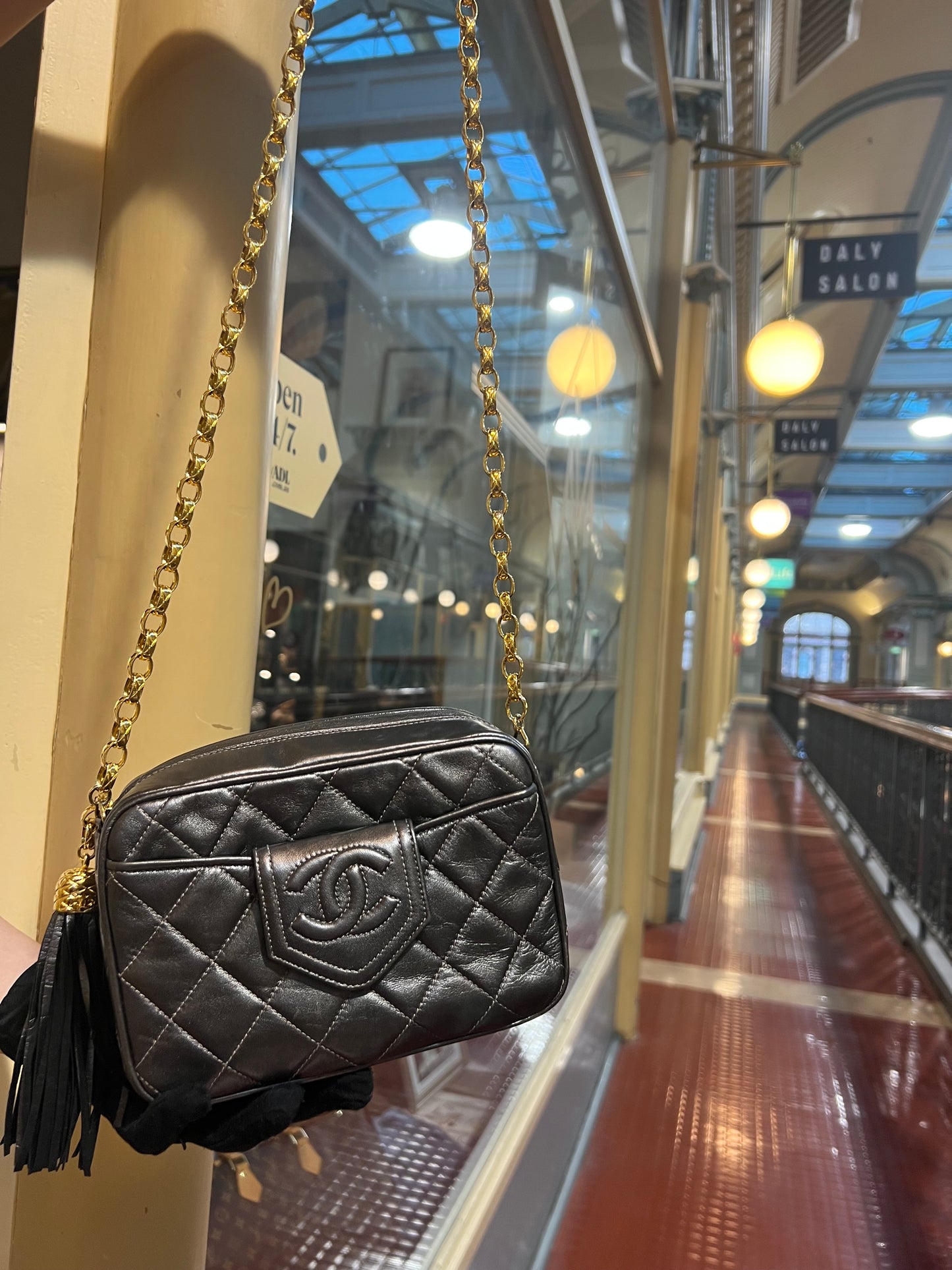 Pre-loved CHANEL Vintage Lambskin Gold-plated Chain Tassel Camera Bag