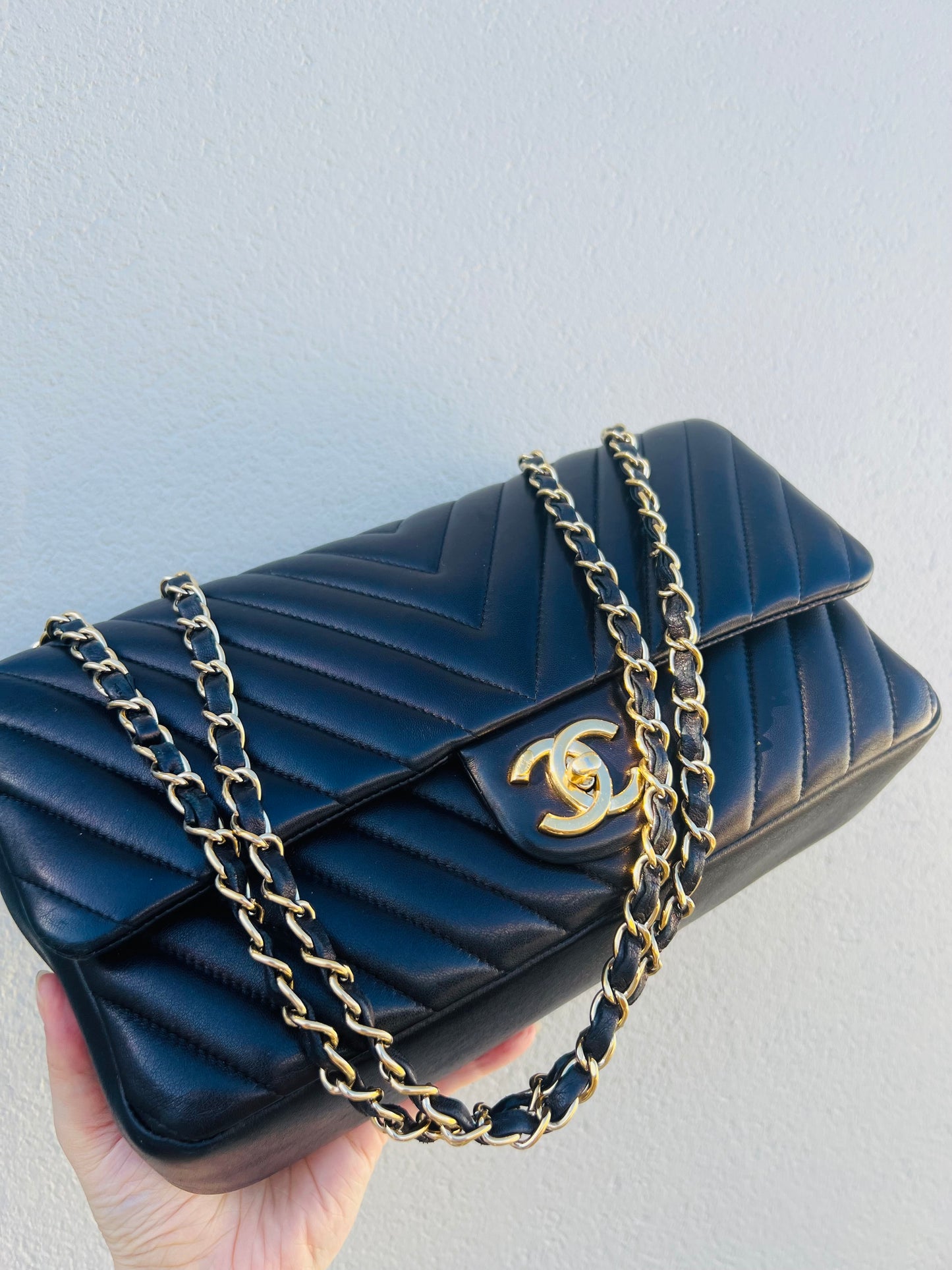Pre-loved Chanel Classic Single Flap Bag Chevron Lambskin Medium Black