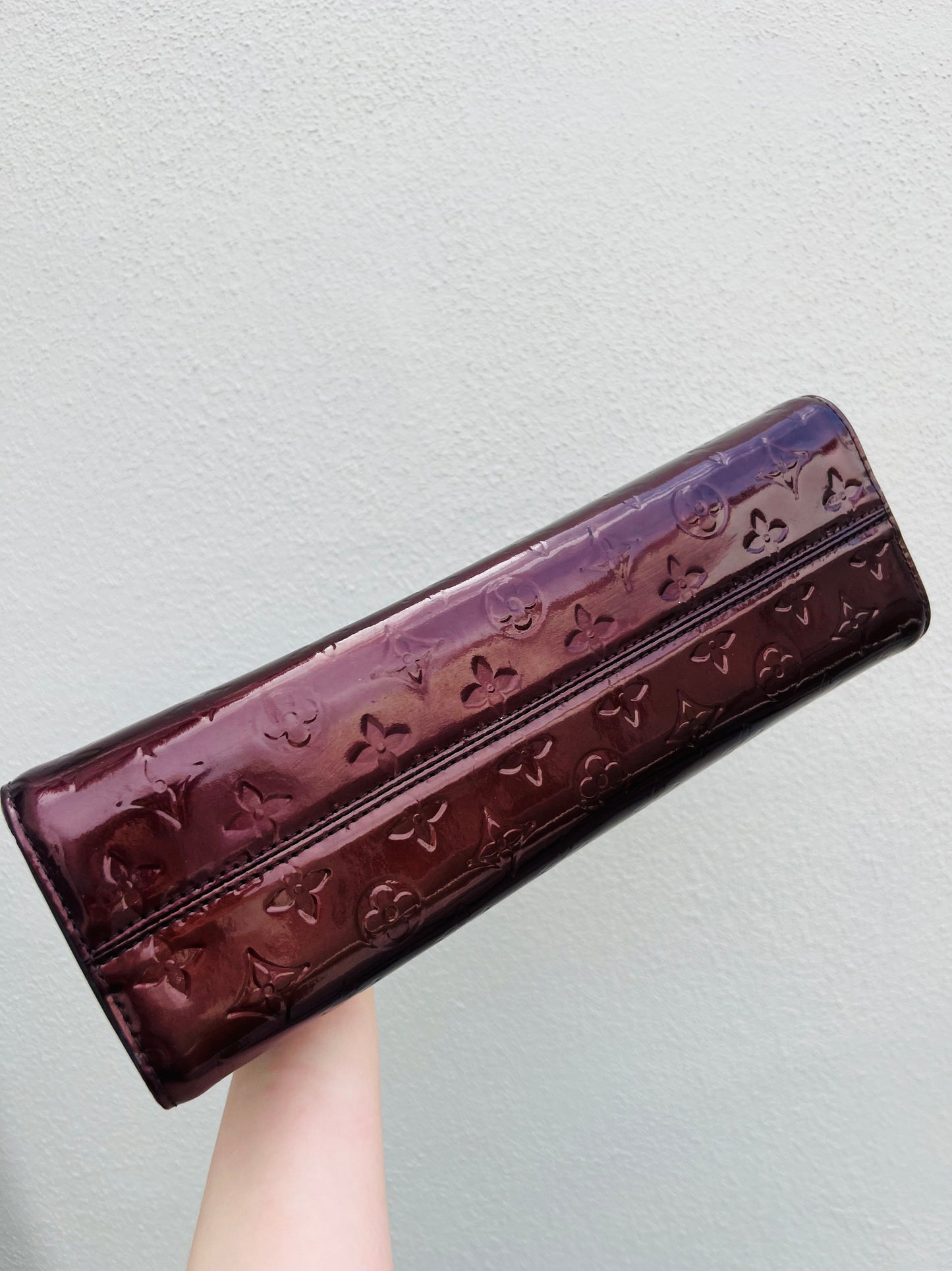 Pre-loved Louis Vuitton Amarante Monogram Vernis Roxbury Drive Bag 2010