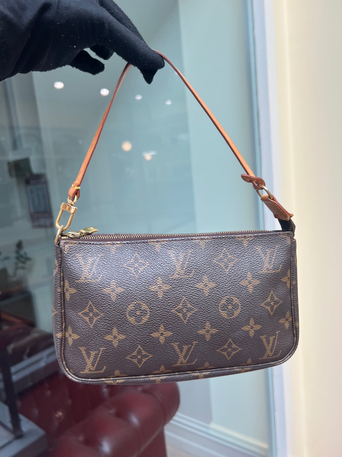 Pre-loved Authentic Louis Vuitton Pochette Accessoire Handbag