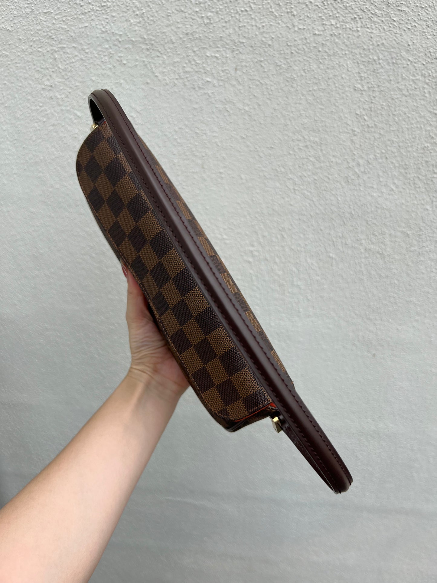 Pre-loved Louis Vuitton
Damier Ebène Recoleta Shoulder Bag 2004