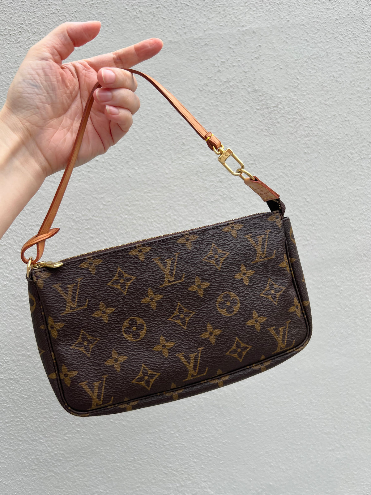 Pre-loved Authentic Louis Vuitton Pochette Accessoire Handbag 2000