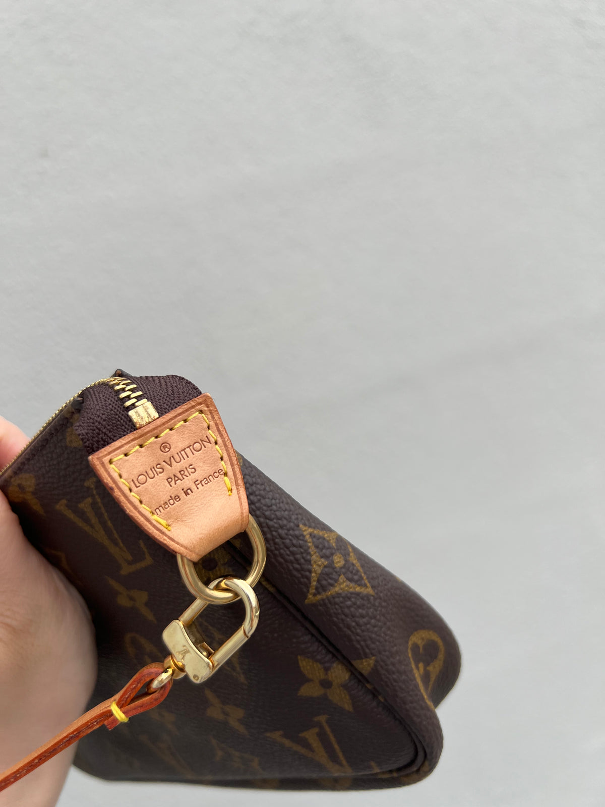 Pre-loved Authentic Louis Vuitton Pochette Accessoire Handbag 2000