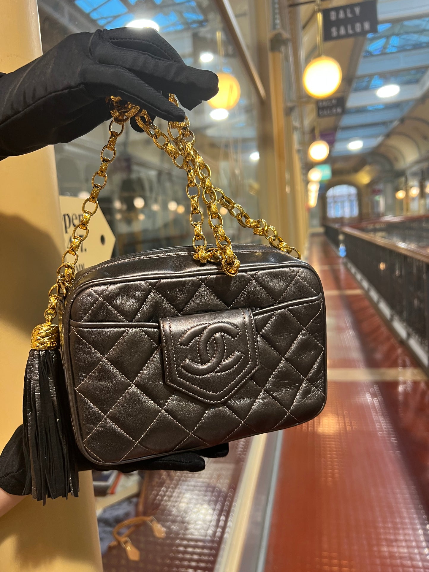 Pre-loved CHANEL Vintage Lambskin Gold-plated Chain Tassel Camera Bag