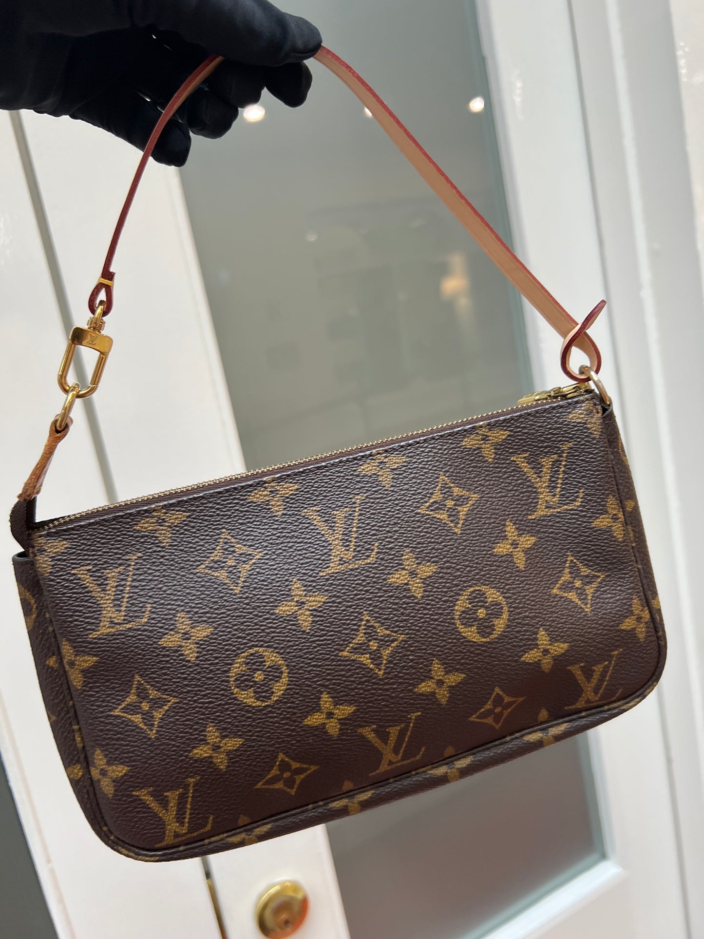 Pre-loved Authentic Louis Vuitton Pochette Accessoire Handbag