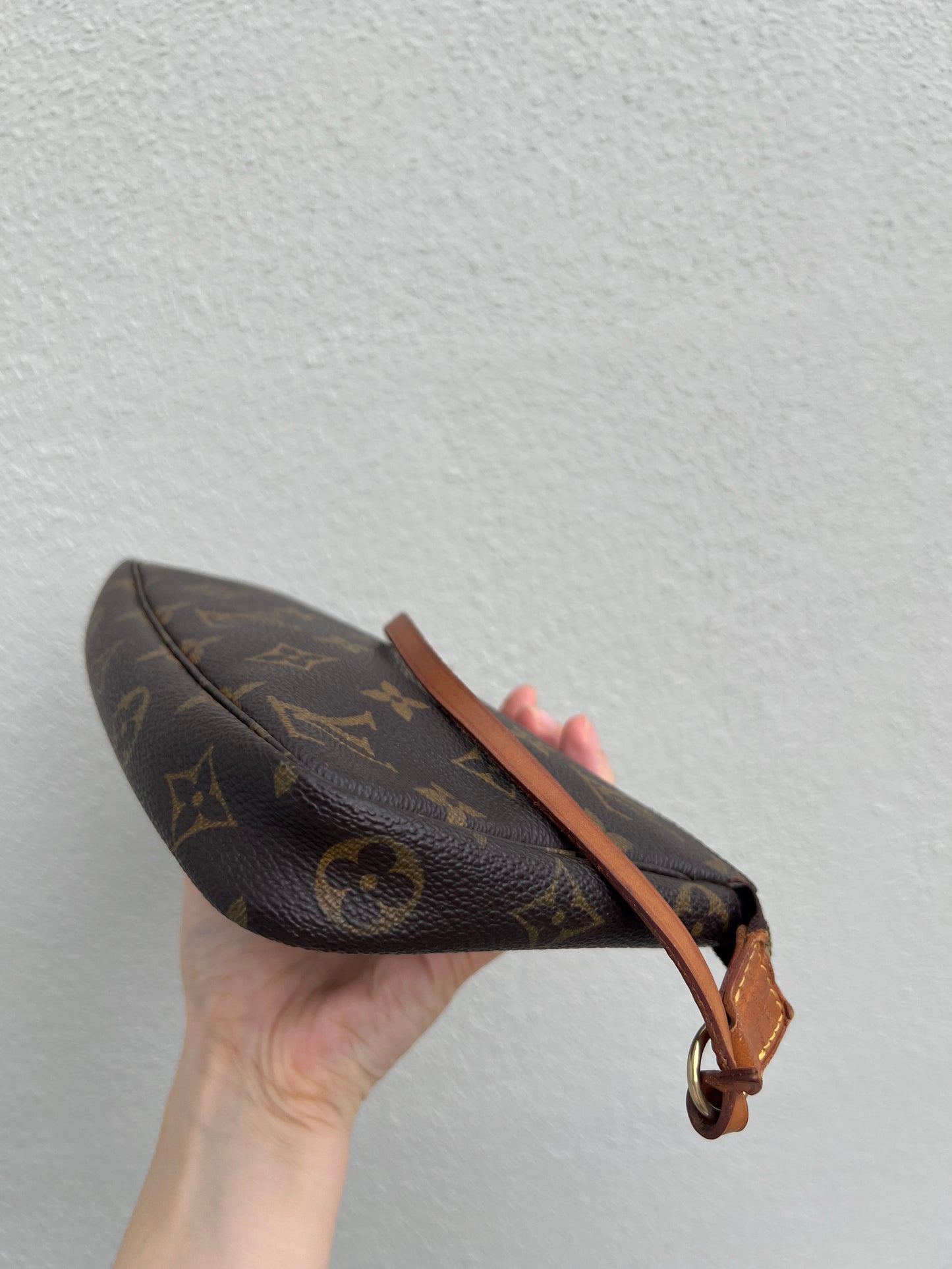Pre-loved Authentic Louis Vuitton Pochette Accessoire Handbag