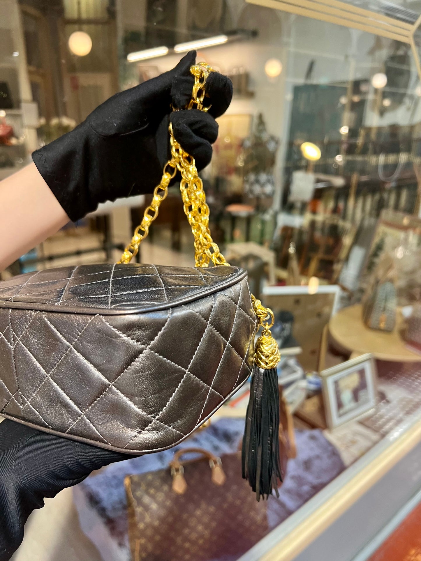Pre-loved CHANEL Vintage Lambskin Gold-plated Chain Tassel Camera Bag