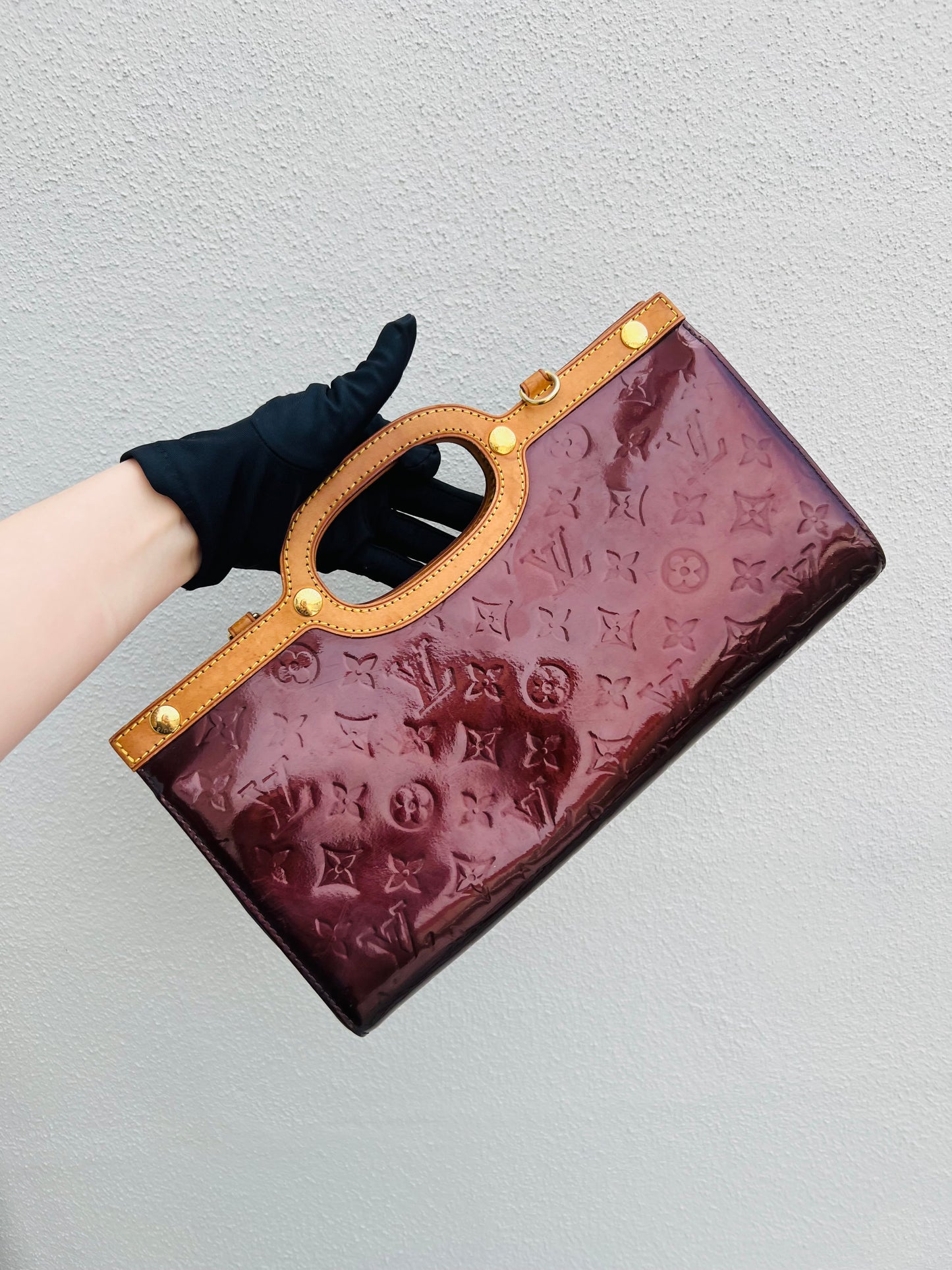 Pre-loved Louis Vuitton Amarante Monogram Vernis Roxbury Drive Bag 2010