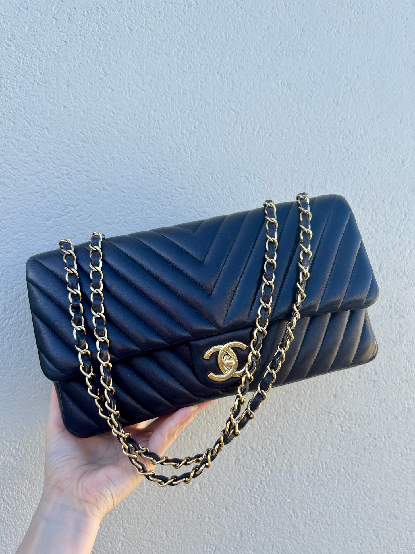 Pre-loved Chanel Classic Single Flap Bag Chevron Lambskin Medium Black