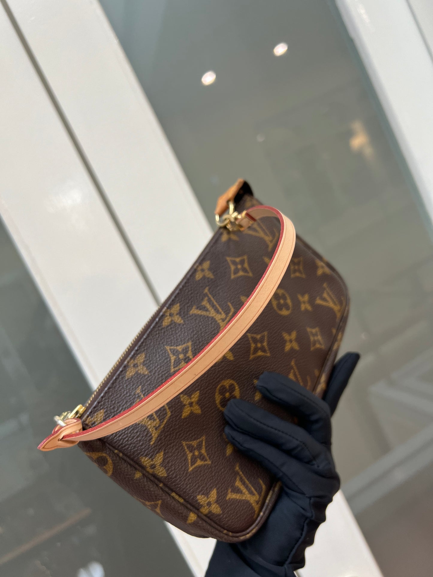 Pre-loved Authentic Louis Vuitton Pochette Accessoire Handbag