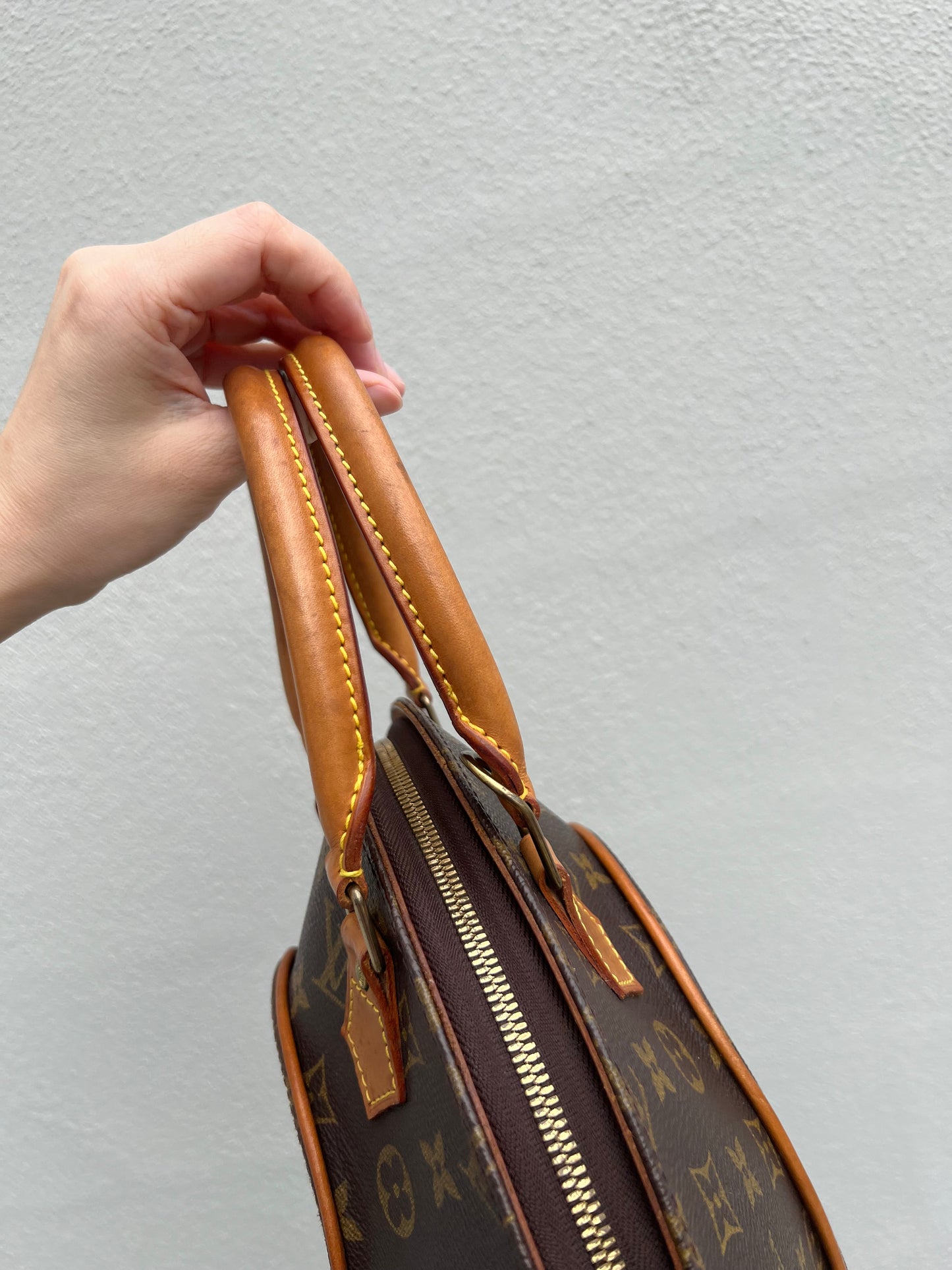 Pre-loved Louis Vuitton Vintage Ellipse PM Monogram Handbag 1998