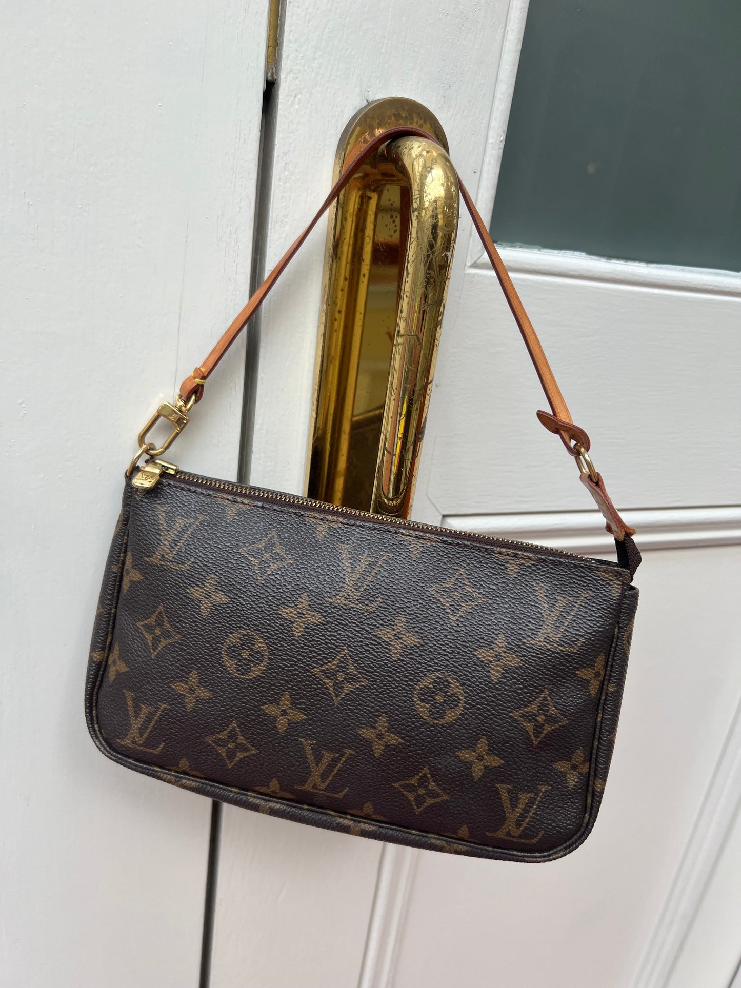 Pre-loved Authentic Louis Vuitton Pochette Accessoire Handbag