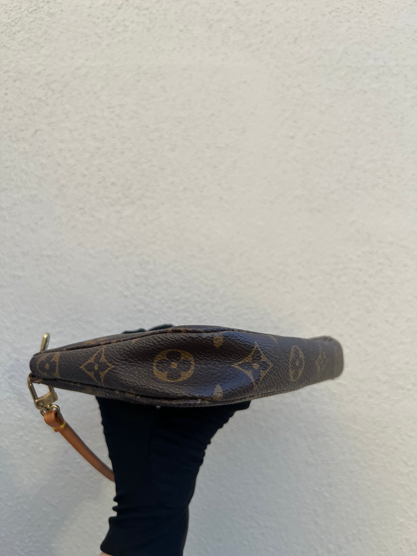 Pre-loved Authentic Louis Vuitton Pochette Accessoire Handbag 1998
