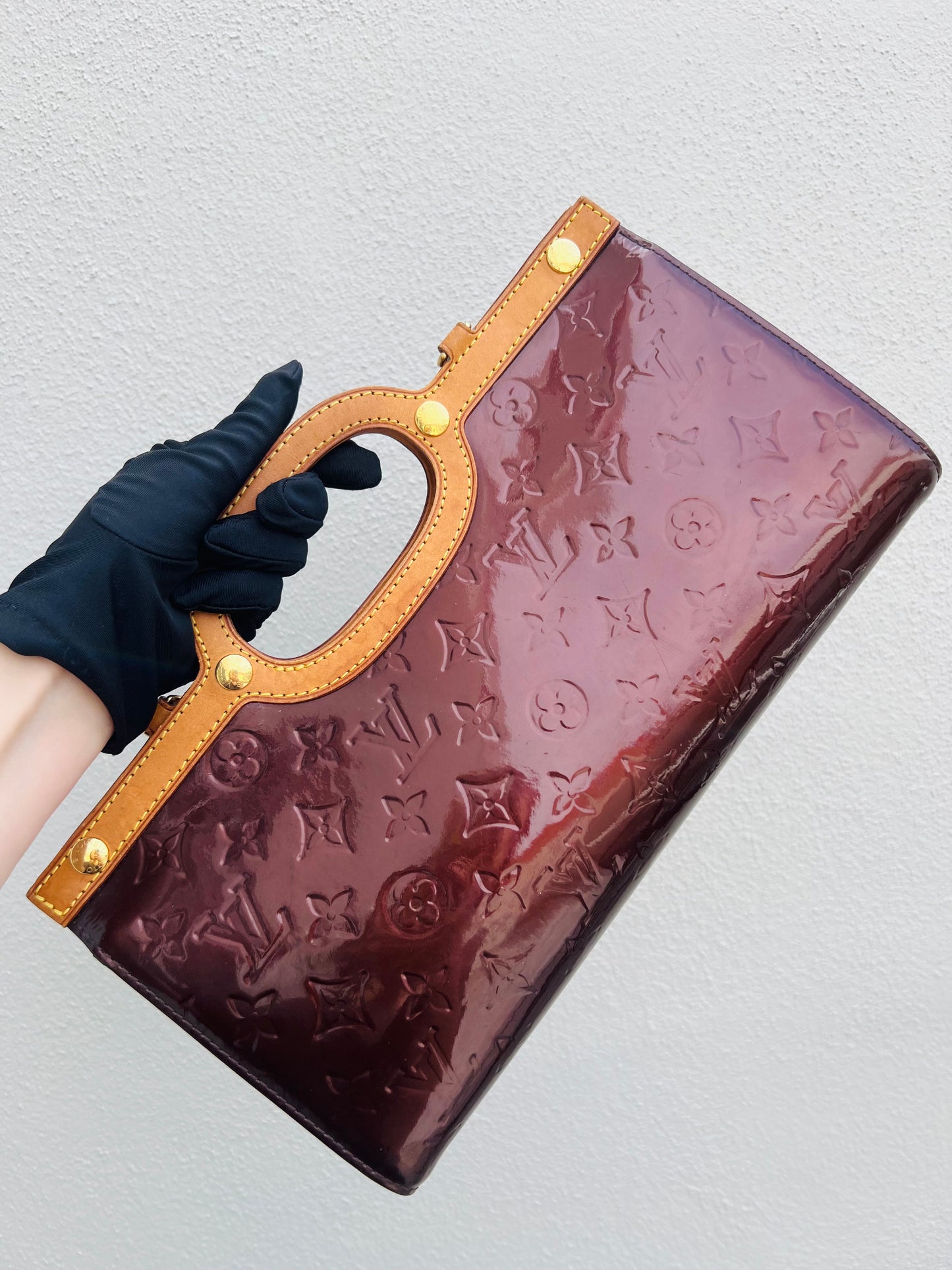 Pre-loved Louis Vuitton Amarante Monogram Vernis Roxbury Drive Bag 2010