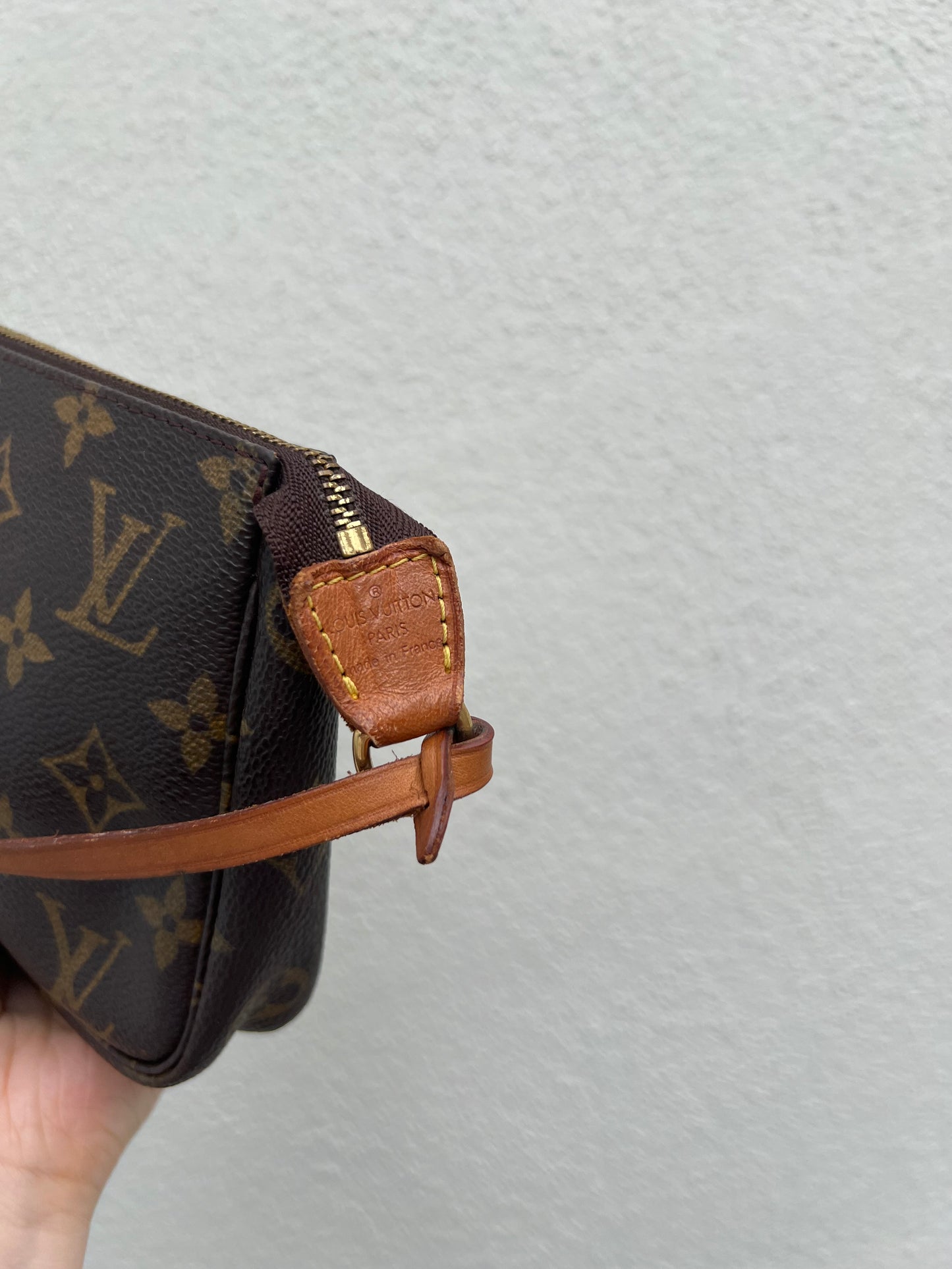 Pre-loved Authentic Louis Vuitton Pochette Accessoire Handbag