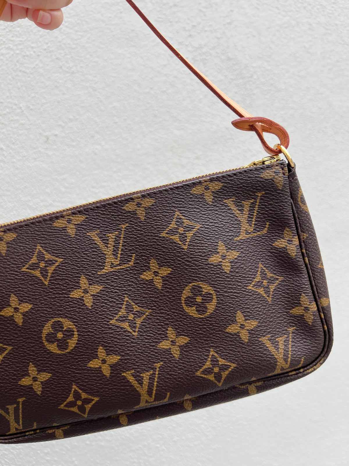 Pre-loved Authentic Louis Vuitton Pochette Accessoire Handbag 2000