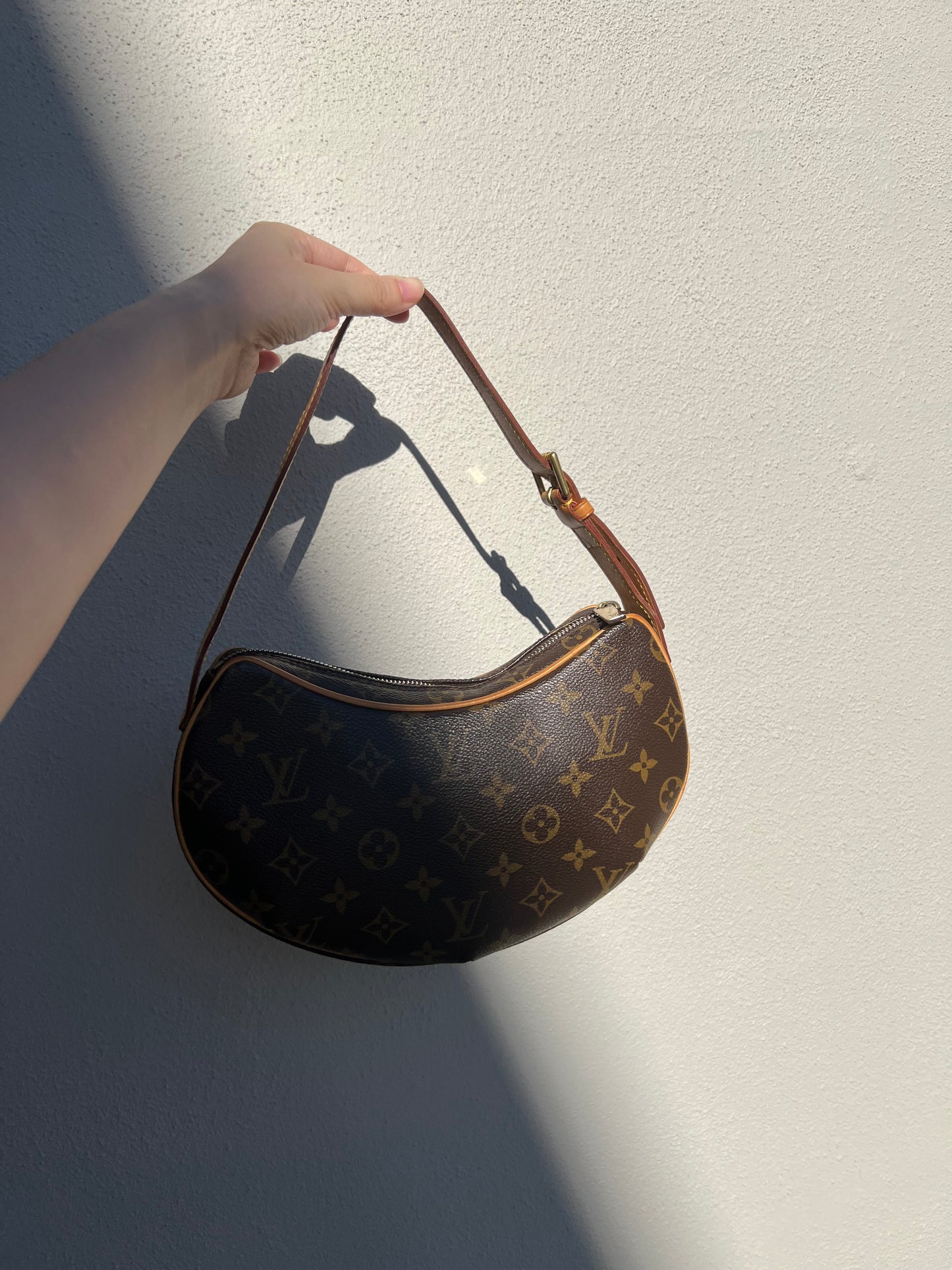 Pre-loved Louis Vuitton Pochette Croissant Shoulder Bag PM Monogram